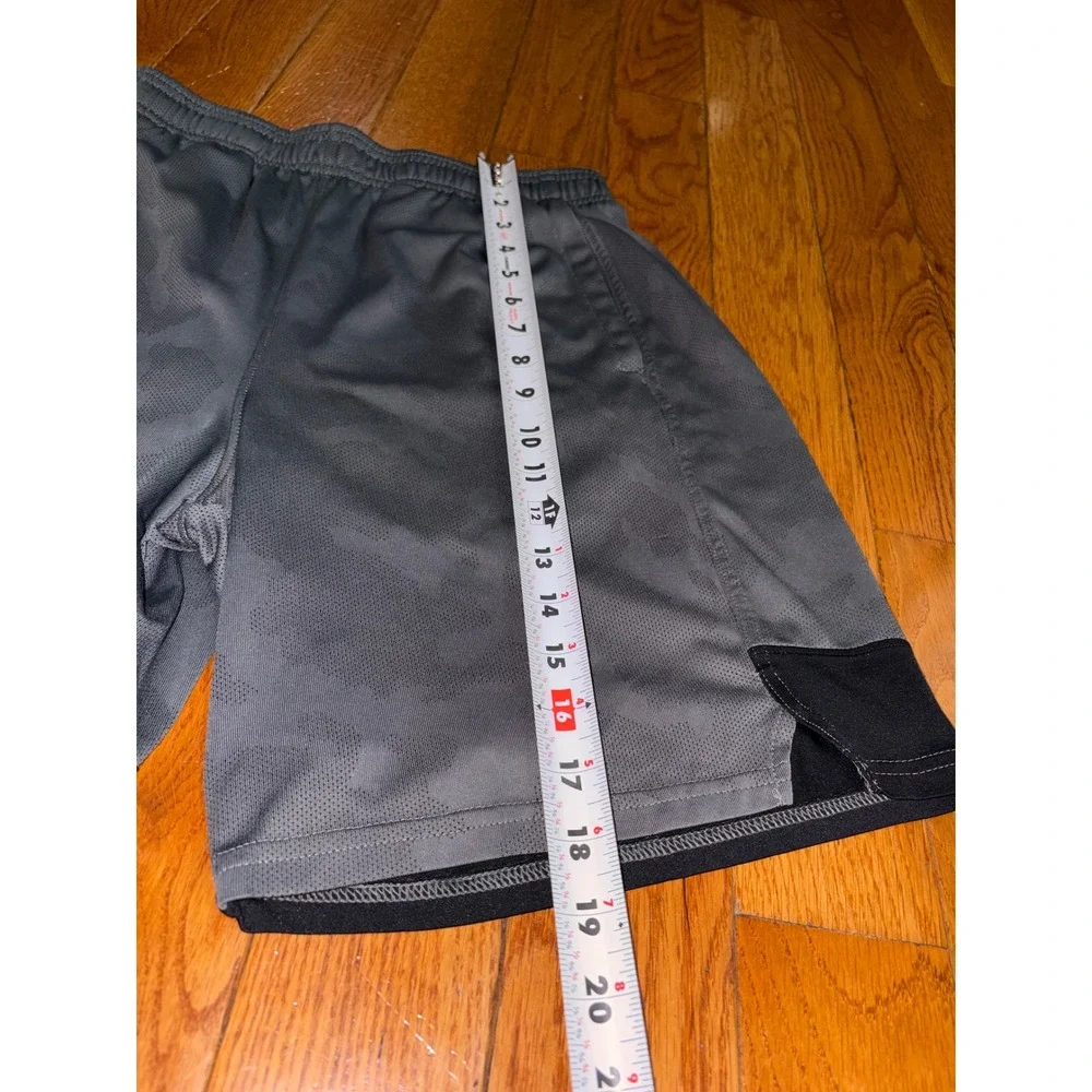 Under Armour Mens Grey Camo Athletic Shorts Loose Fit Size Medium 9 Inseam